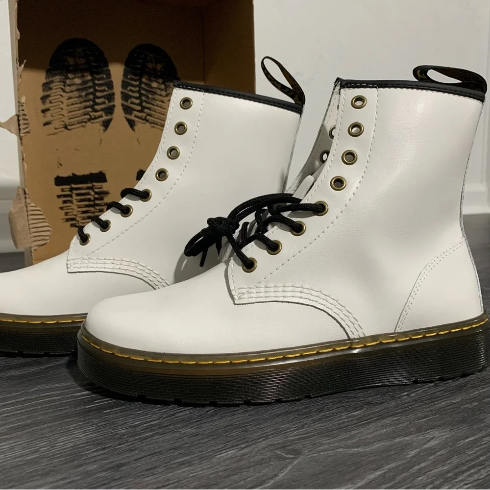 NEW Dr. Martens Zavala Eyelet White Patent Boots 8 - Picture 3 of 8